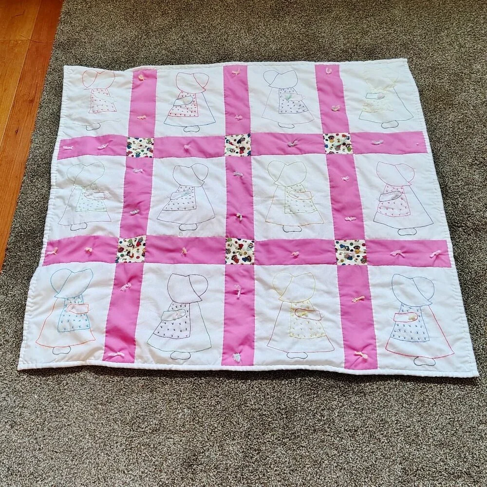 VINTAGE Cotton Handmade Pink White SUN BONNET SUE Quilt Baby Blanket